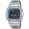 Agregue un toque de color a su estilo clásico, un G-SHOCK completamente metálico con detalles brillantes en el dial azul. Entre el marco y la carcasa se instalaron componentes amortiguadores fabricados en resina fina, con una estructura de tres puntas que dispersa los golpes hacia los tubos de conexión de la correa, para ofrecer toda la resistencia a los golpes de un G-SHOCK en un reloj totalmente metálico. Además, la parte posterior de la carcasa está atornillada para garantizar un cierre hermético.
