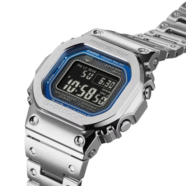 Agregue un toque de color a su estilo clásico, un G-SHOCK completamente metálico con detalles brillantes en el dial azul. Entre el marco y la carcasa se instalaron componentes amortiguadores fabricados en resina fina, con una estructura de tres puntas que dispersa los golpes hacia los tubos de conexión de la correa, para ofrecer toda la resistencia a los golpes de un G-SHOCK en un reloj totalmente metálico. Además, la parte posterior de la carcasa está atornillada para garantizar un cierre hermético.