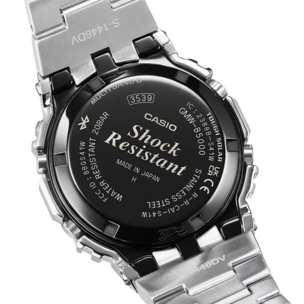 Agregue un toque de color a su estilo clásico, un G-SHOCK completamente metálico con detalles brillantes en el dial azul. Entre el marco y la carcasa se instalaron componentes amortiguadores fabricados en resina fina, con una estructura de tres puntas que dispersa los golpes hacia los tubos de conexión de la correa, para ofrecer toda la resistencia a los golpes de un G-SHOCK en un reloj totalmente metálico. Además, la parte posterior de la carcasa está atornillada para garantizar un cierre hermético.