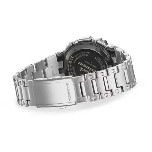 Agregue un toque de color a su estilo clásico, un G-SHOCK completamente metálico con detalles brillantes en el dial azul. Entre el marco y la carcasa se instalaron componentes amortiguadores fabricados en resina fina, con una estructura de tres puntas que dispersa los golpes hacia los tubos de conexión de la correa, para ofrecer toda la resistencia a los golpes de un G-SHOCK en un reloj totalmente metálico. Además, la parte posterior de la carcasa está atornillada para garantizar un cierre hermético.